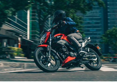 Motocicleta TVS Raider 125 en ciudad galgo Colombia lifestyle