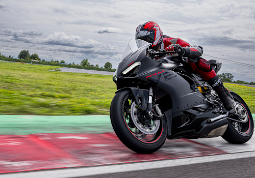 Motocicleta Ducati Panigale V2 en pista galgo México lifestyle