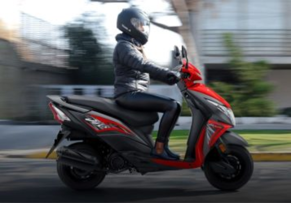 Motocicleta Honda Dio en calle galgo Perú lifestyle