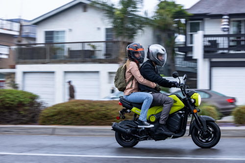 Motocicleta Honda Navi en calle galgo Colombia lifestyle