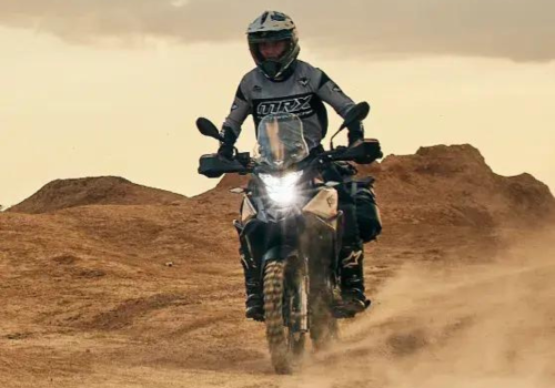 Motocicleta Victory MRX Arizona TK en desierto galgo Colombia lifestyle