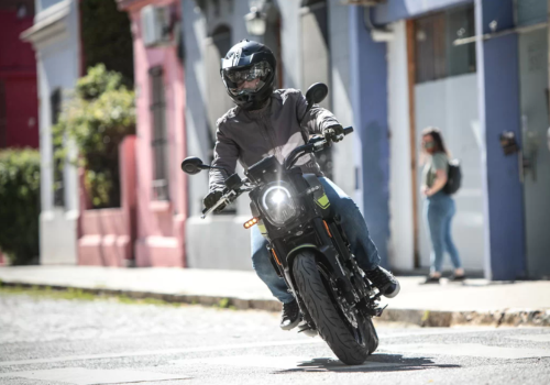 Motocicleta Benelli Leoncino 250 en calle galgo México lifestyle