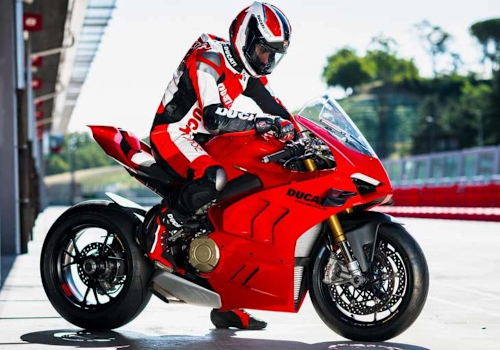 Motocicleta Ducati Panigale V4 en pista galgo México lifestyle