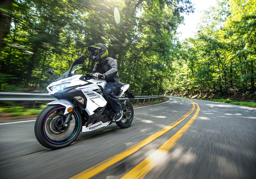 Motocicleta Kawasaki Ninja 400 en carretera galgo México lifestyle