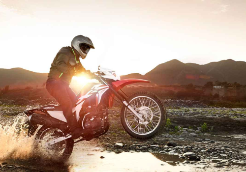Motocicleta Honda XR 150 en lago galgo México lifestyle
