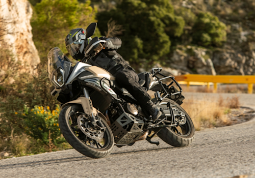 QJ Motor SRT 550SX Lifestyle1 Galgo México