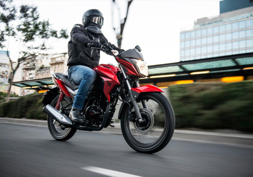 Motocicleta Honda Twister 125 en ciudad galgo Chile lifestyle