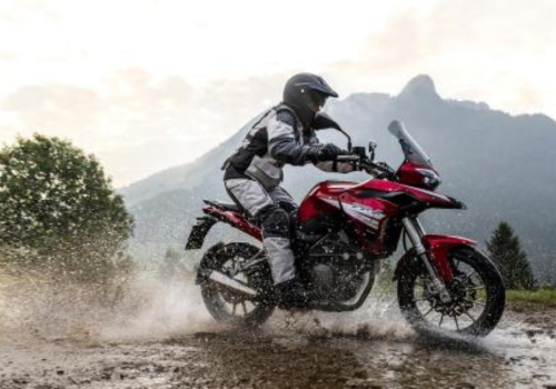 Motocicleta Benelli TRK 251 en montaña galgo México lifestyle