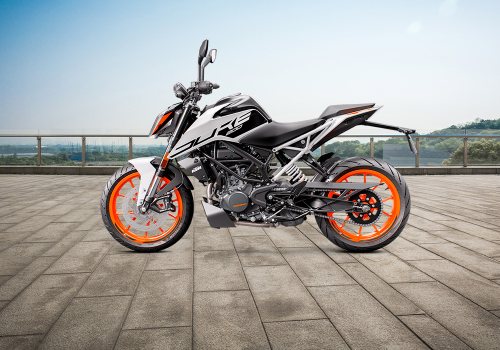 Motocicleta KTM 200 Duke Gen2 en calle galgo Colombia lifestyle