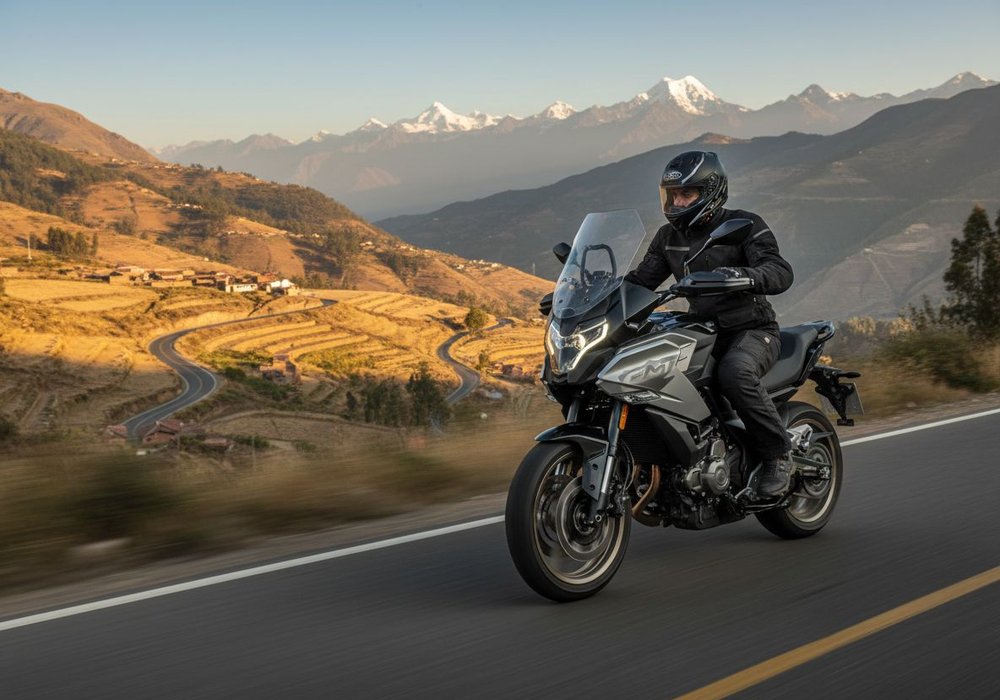 CF Moto 700MT Lifestyle3 Galgo