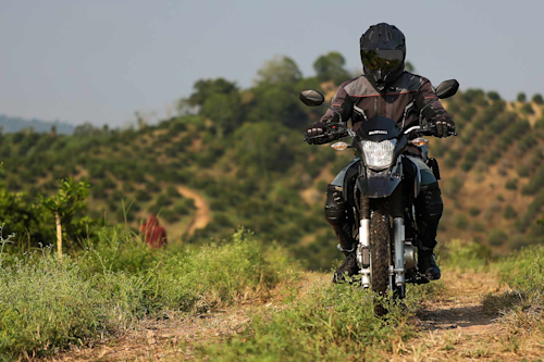 Motocicleta Suzuki DR 150 FI ABS en montaña galgo Colombia lifestyle