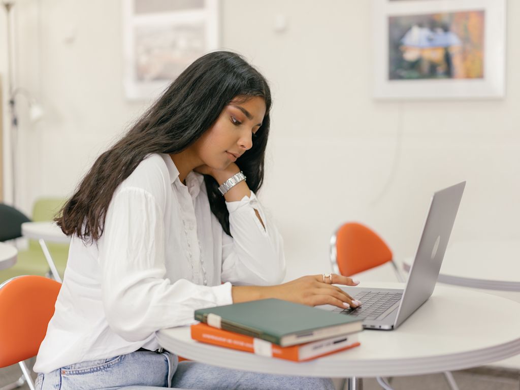 Leerling werkt aan profielwerkstuk
