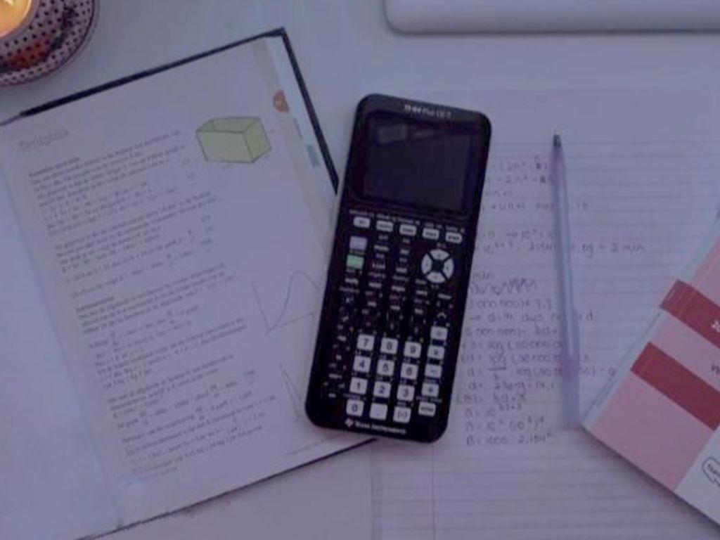 bureau met examenbundel wiskunde a vwo bronnen voor voorbereiding eindexamen