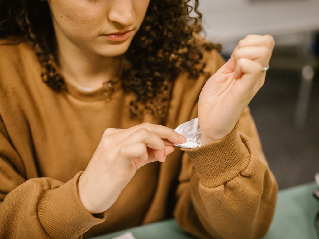 Leerling spiekt op het examen