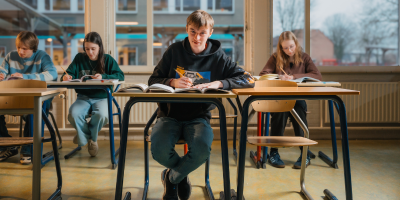 leerlingen aan het werk met Examenbundel in de klas