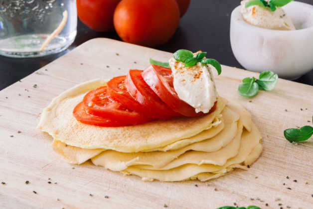 cloud pancake with hummus and tomato 