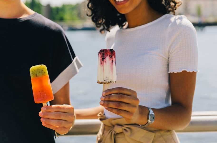 summer-healthy-popsicles-recipes outside