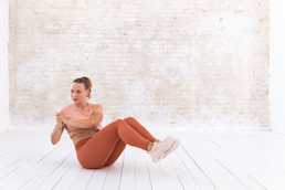 An Energizing 5-minute Core Workout To Fire Up Your Abs