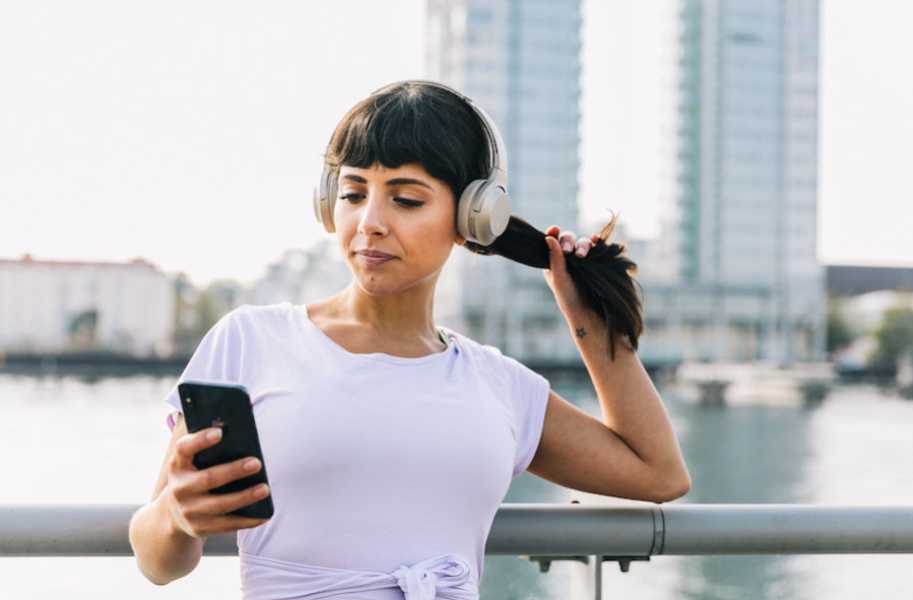 Alice outside on phone music