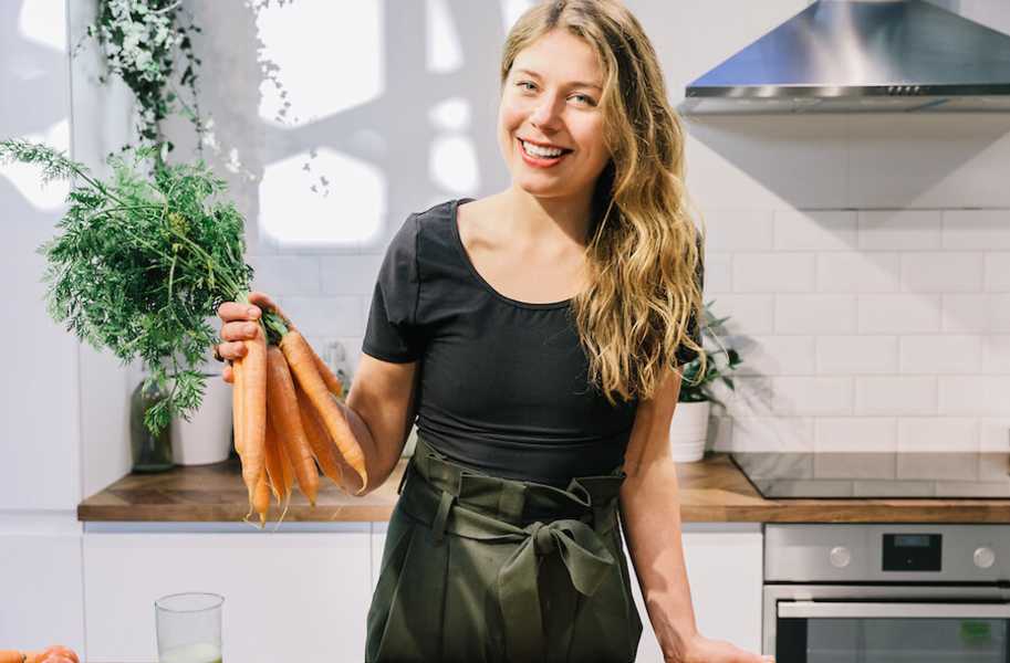 Jenne portrait with carrots