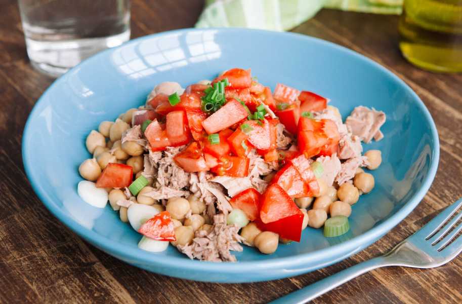  chickpea salad with tuna 