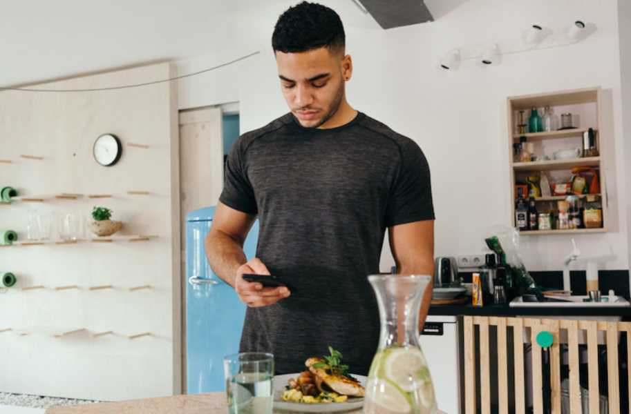 Nutrition Male Eating Living room Raphael fitness app