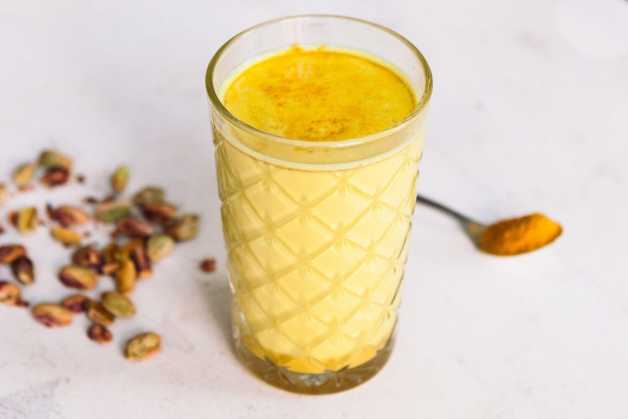 turmeric latte with pistachios