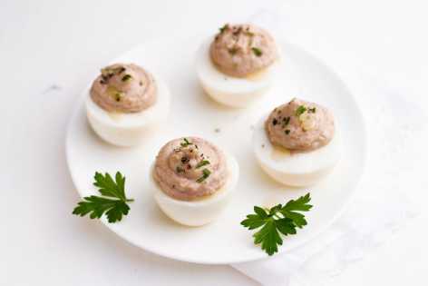 deviled eggs with hummus
