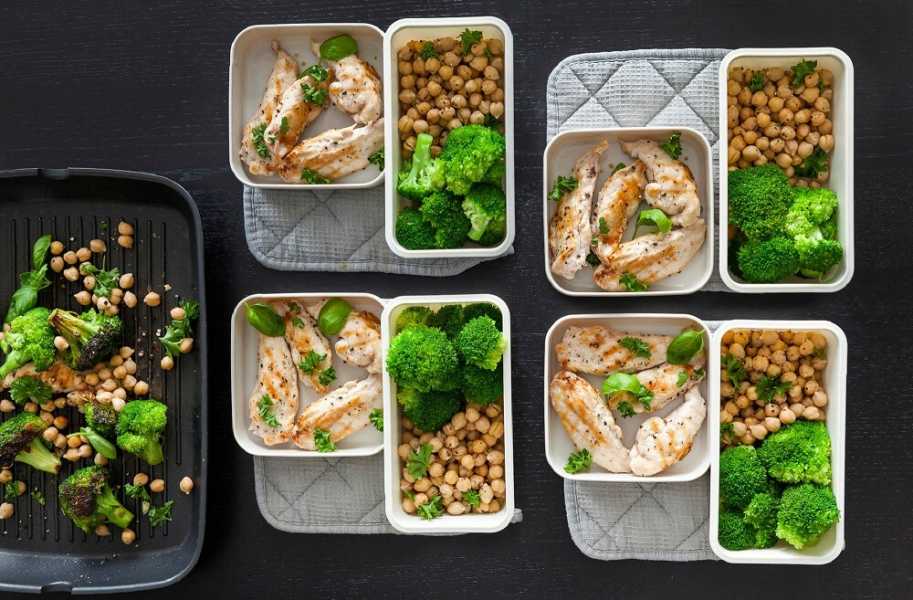 Chicken, broccoli and chickpeas meal planning