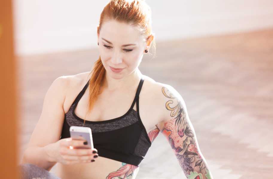 checking-phone-before-workout girl workout