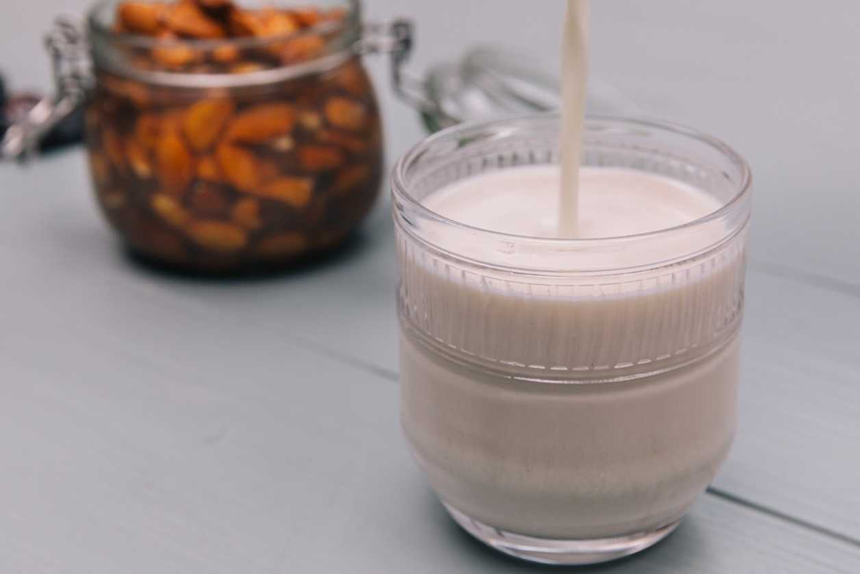 Oat Milk vs. Almond Milk: Which Is Better For You? | 8fit