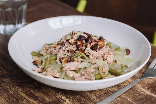 green beans with roasted onions tuna and hazelnuts