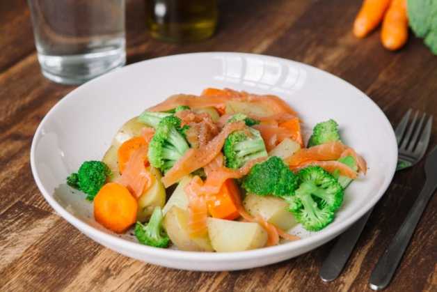Microwave potatoes with vegetables and salmon