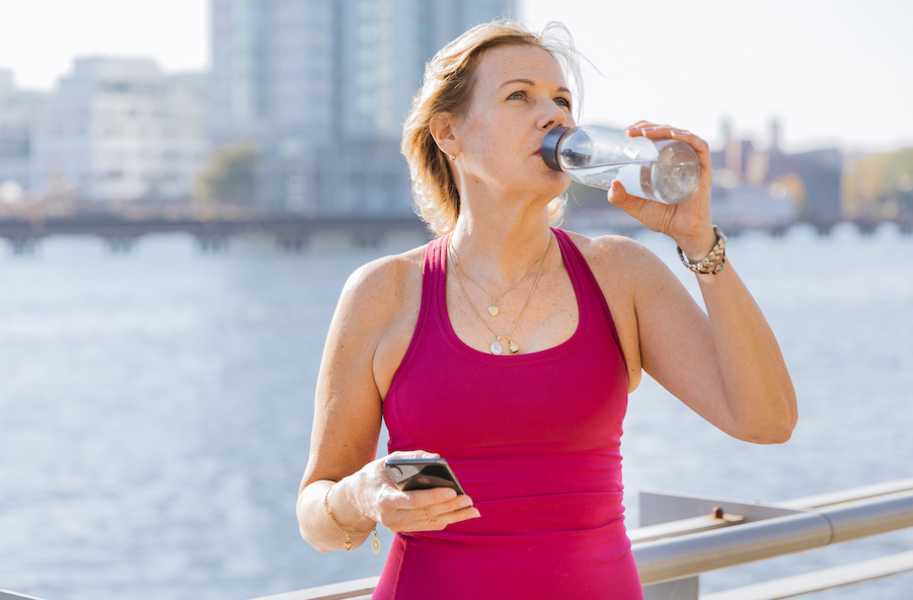 Lifestyle Female Ilona Mature Older drink water app phone