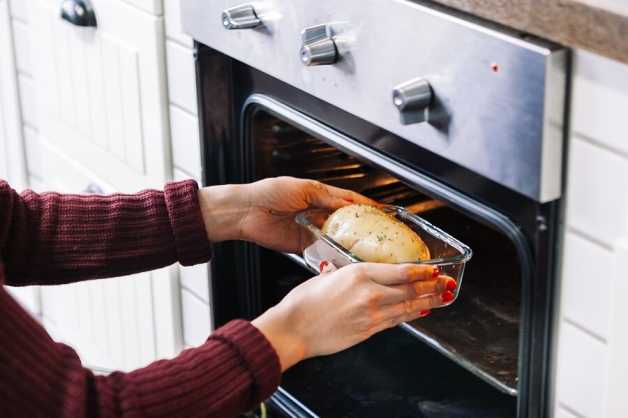 cooking-chicken-in-oven-healthy