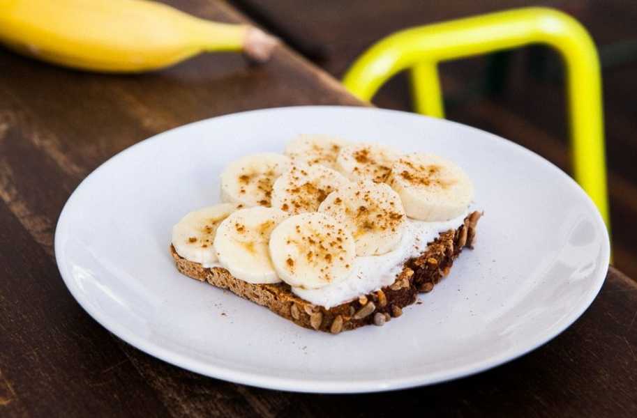 banana and almond on yogurt bread