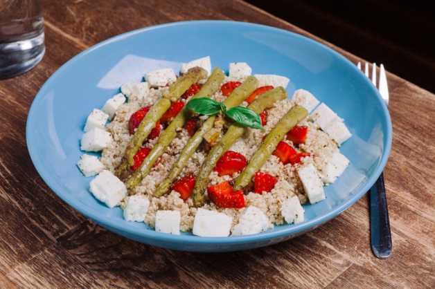 asparagus strawberry and quinoa salad