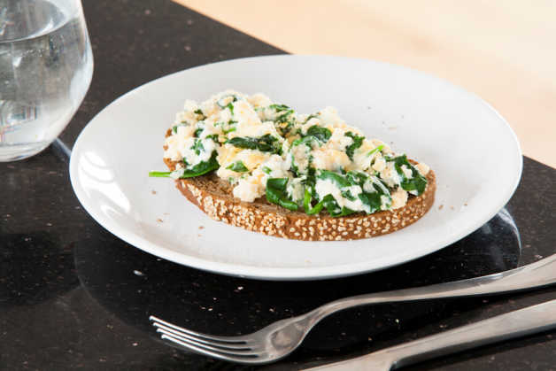  scramble eggs with bread 