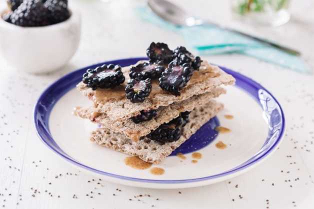 almond butter and blackberry crackers recipe