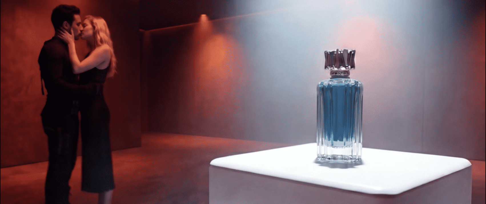 Orlando and Maria kissing on the background