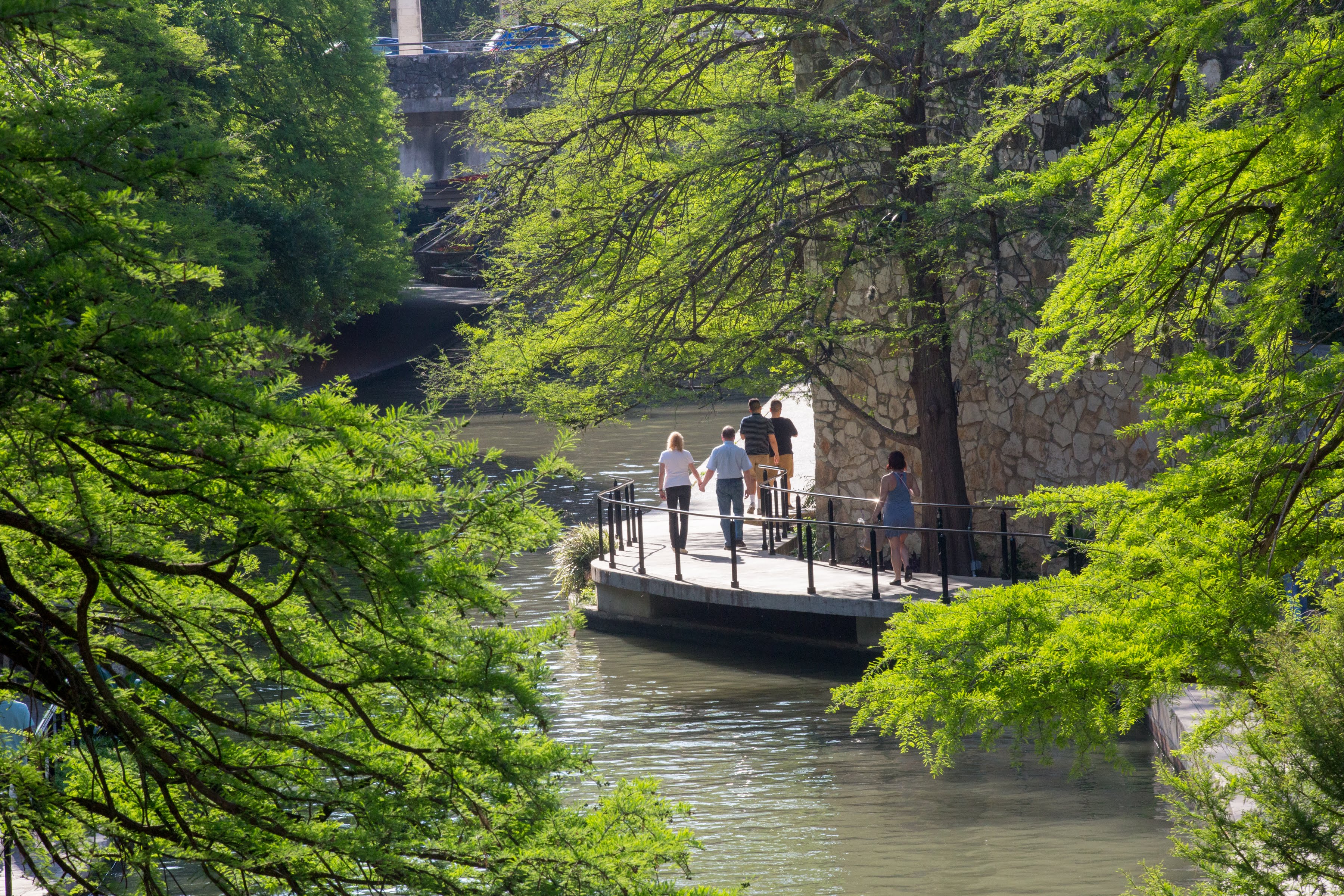 A view of the San Antonio River walk along the San Antonio River. The city park is built one level beneath traffic. (Credit: City of San Antonio)