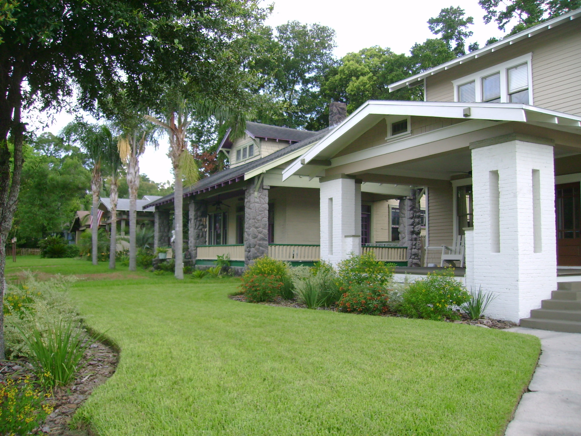 This home on Central Avenue in Old Seminole Heights typifies one of the many style homes seen in the neighborhood. (Credit: Wikimedia Commons)