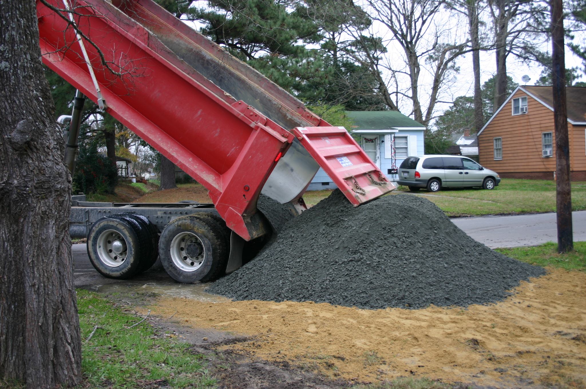Gravel is a cheap and eco-friendly driveway option, and it's quick and easy to build. (Credit: Flickr/Vicky Somma)