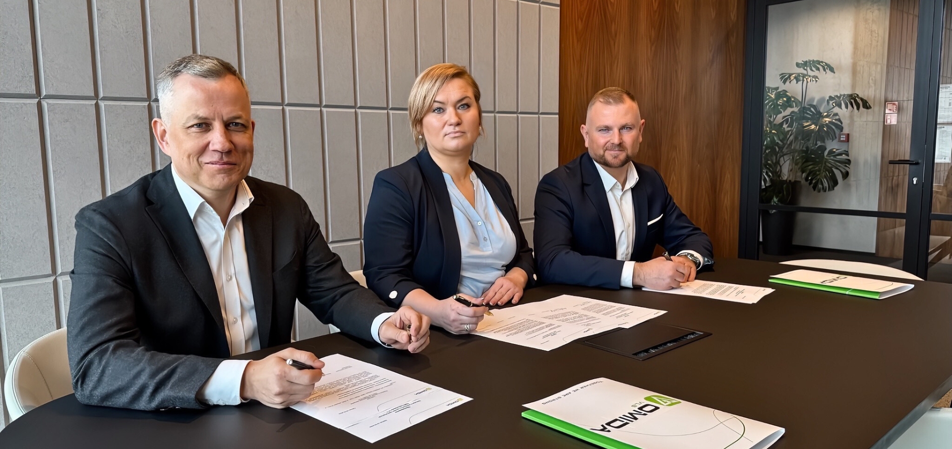 Daniel Franke (CEO OMIDA Group) Karolina Ciesielczyk (CEO Stark Log) Szymon Rusztyn (CEO Omida VLS)