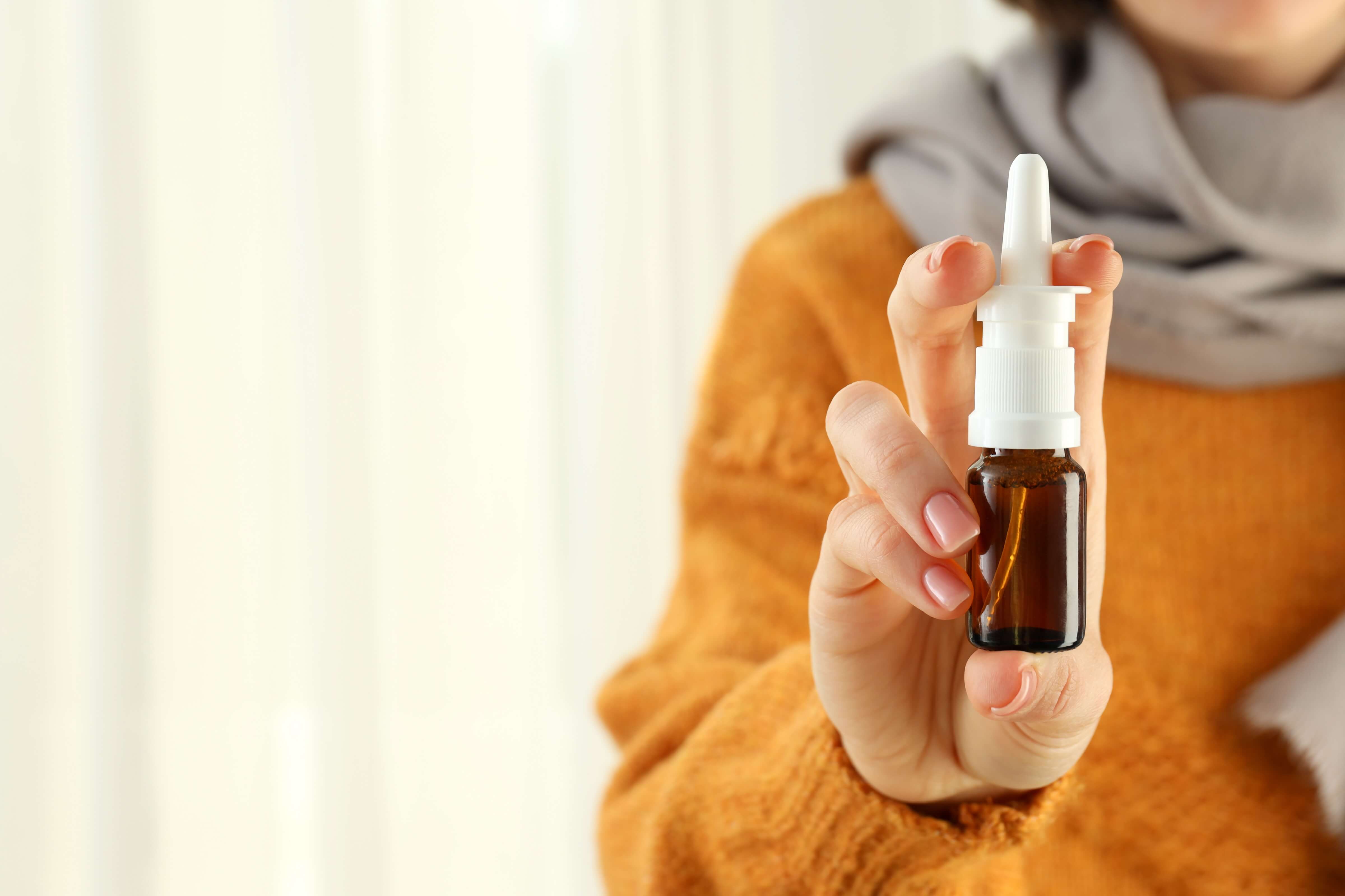 woman-holds-nasal-spray (1)