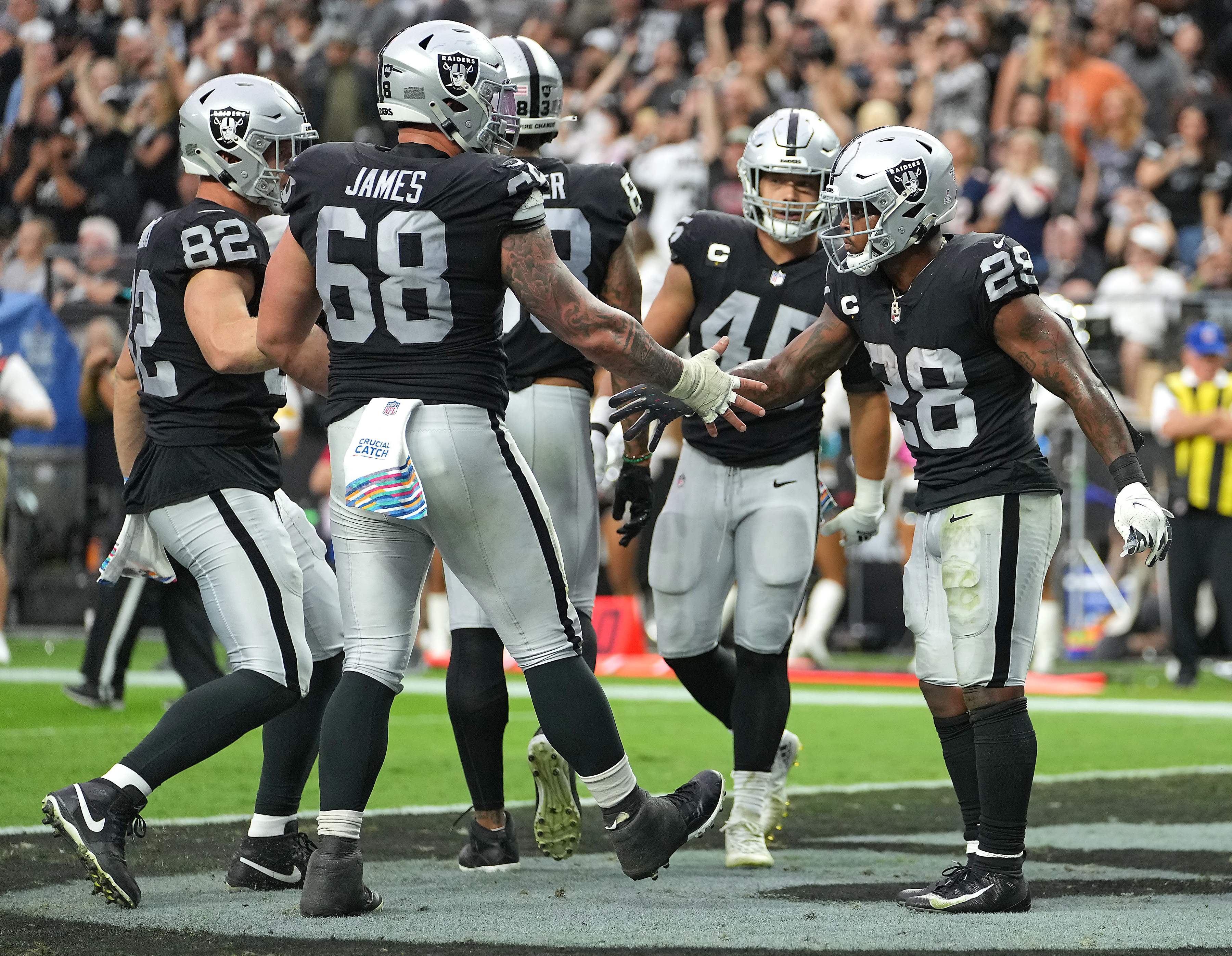 Raiders touchdown underdogs to Chargers in Los Angeles