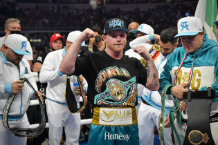 Canelo Alvarez celebrates defeating Billy Joe Saunders during a super middleweight boxing title fight at AT&T Stadium.  / Jerome Miron-USA TODAY Sports