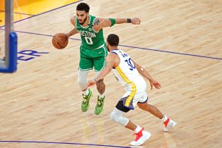 Boston Celtics forward Jayson Tatum (0) drives to the basket against Golden State Warriors guard Stephen Curry (30) during the second quarter during game two of the 2022 NBA Finals at Chase Center. Mandatory Credit: Cary Edmondson-USA TODAY Sports.
