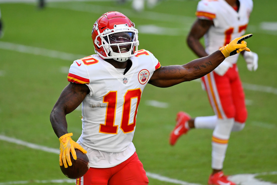 KC Chiefs trade Tyreek Hill to Miami Dolphins for five draft choices