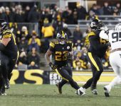 Pittsburgh Steelers running back Najee Harris (22) runs the ball against the Cincinnati Bengals during the fourth quarter at Acrisure Stadium